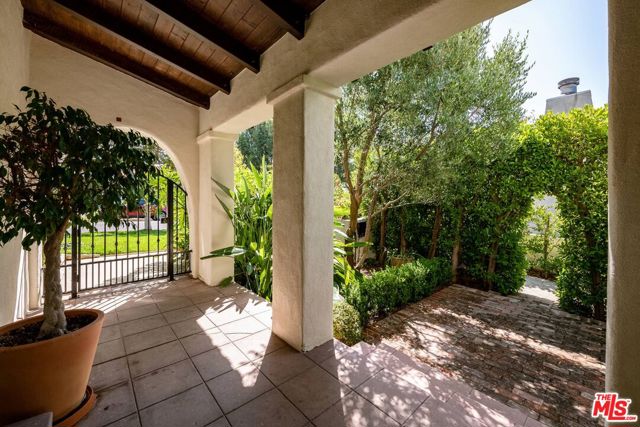 1539 Ensley Avenue, Los Angeles CA: https://media.crmls.org/mediaz/3f3f707b-4dc9-44a8-9977-8b84807df774.jpg