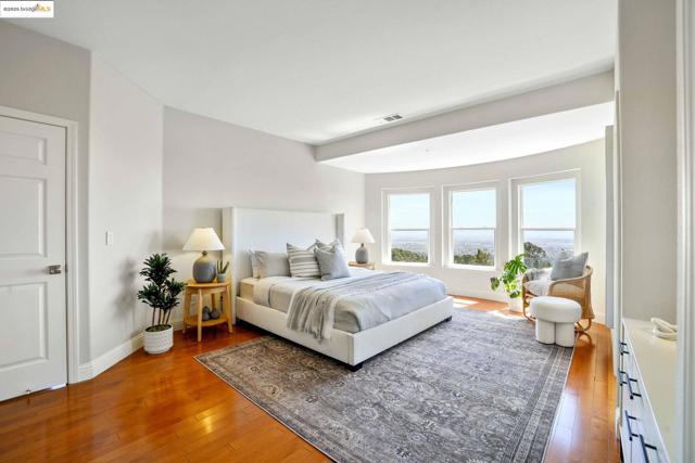 661 Via Rialto, Oakland CA: https://media.crmls.org/mediaz/3f3f9824-ae61-41d5-891e-53549962f9af.jpg
