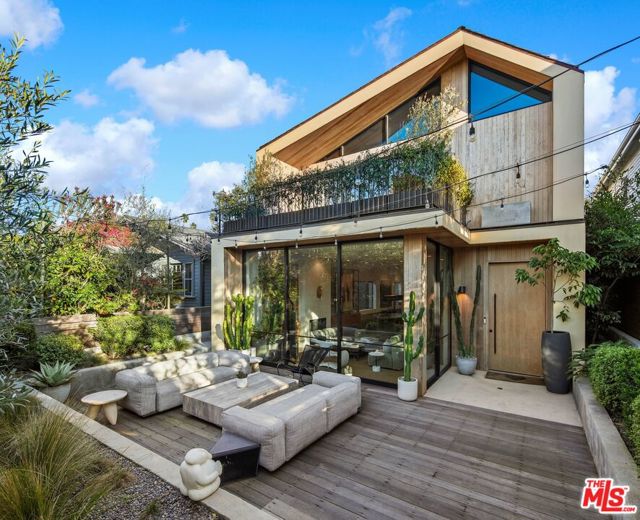 810 Amoroso Place, Venice CA: https://media.crmls.org/mediaz/3f3fa09d-453a-4bc2-8bf8-35852e82bc15.jpg
