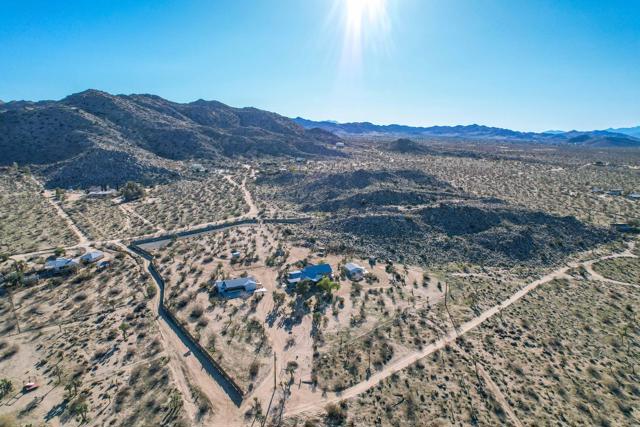 59800 Onaga Trail, Joshua Tree CA: https://media.crmls.org/mediaz/3f401ee6-e108-4b86-9394-6a051879660f.jpg