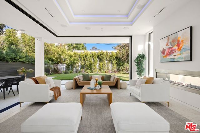 900 N Vista Street, Los Angeles CA: https://media.crmls.org/mediaz/3f404b51-8cae-4670-81db-ef7cc0c84383.jpg