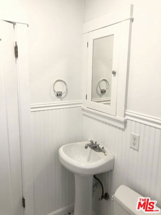 421 Grand Boulevard, Venice CA: https://media.crmls.org/mediaz/3f41d8fe-e861-4b3d-9693-549ca0b698f6.jpg