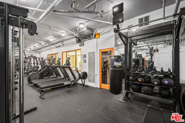 1440 Veteran Avenue, Los Angeles CA: https://media.crmls.org/mediaz/3f41f51b-a0b3-4461-9e47-001c2a6e93f4.jpg