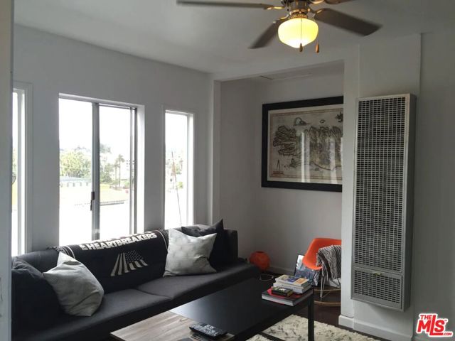 834 Laguna Avenue, Los Angeles CA: https://media.crmls.org/mediaz/3f424cb7-5bd2-4297-9558-d818e9b3cfa5.jpg