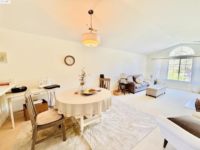 61 Bridle Path Ln, Novato CA: https://media.crmls.org/mediaz/3f4320ed-8fdc-4483-9167-f6e2b7b95b43.jpg