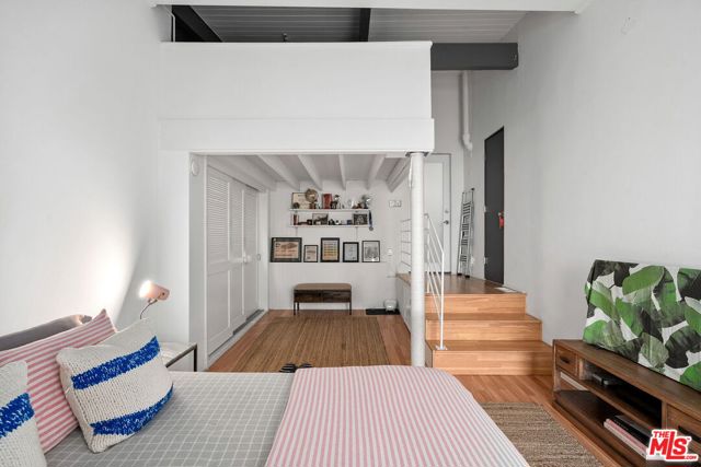 2690 Hollyridge Drive, Los Angeles CA: https://media.crmls.org/mediaz/3f43ef3d-a4c3-4c67-86f2-12427b9d6164.jpg