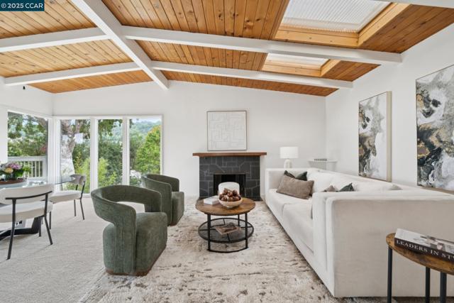 12 La Cresta Rd, Orinda CA: https://media.crmls.org/mediaz/3f446916-94cc-4a2c-8f86-5c6d72a24b3d.jpg
