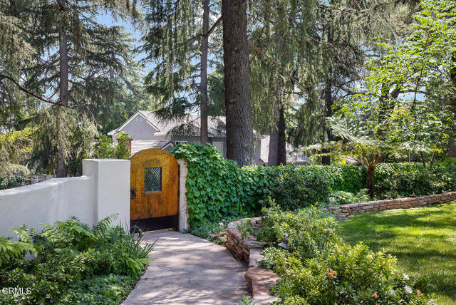 1711 Fairmount Avenue, La Canada Flintridge CA: https://media.crmls.org/mediaz/3f44f983-f1e0-4a4f-9a9f-c99b0aeeaedd.jpg
