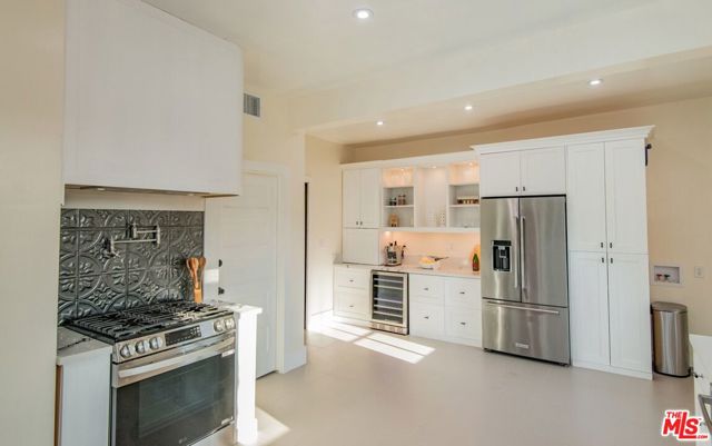 2057 S Oxford Avenue, Los Angeles CA: https://media.crmls.org/mediaz/3f467bdd-b429-4424-8c96-f8c8298e7dd3.jpg