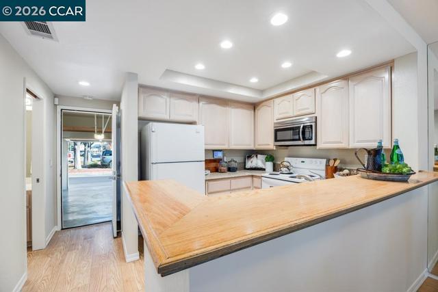 231 Sunspring Ct, Pleasant Hill CA: https://media.crmls.org/mediaz/3f46a747-f045-4280-bf59-dd4b102936d3.jpg