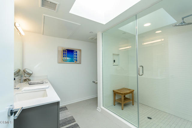 11594 Riverside Drive, Valley Village CA: https://media.crmls.org/mediaz/3f4788d5-6b3e-4d13-a0a5-a0203a2ba489.jpg