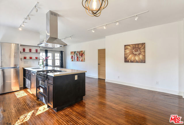 1101 W 18th Street, Los Angeles CA: https://media.crmls.org/mediaz/3f4800de-958d-45cd-8d69-b0982436b0c2.jpg