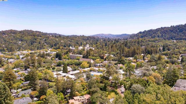 723 Redwood Rd, San Anselmo CA: https://media.crmls.org/mediaz/3f48eec9-cd16-4312-80d4-296b340eda34.jpg