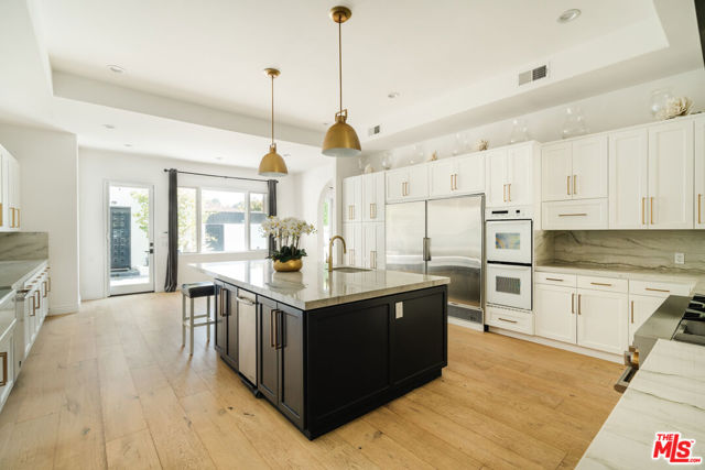 609 21st Place, Santa Monica CA: https://media.crmls.org/mediaz/3f49e8b3-d1cd-4d4a-b8c7-1df63b0d2c82.jpg