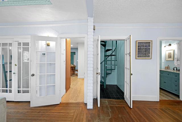 3908 Archmont Pl, Oakland CA: https://media.crmls.org/mediaz/3f49eedd-c0a9-40d5-8e06-53e2331af4f0.jpg