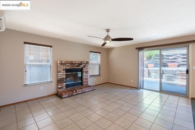 1003 Linda Vista Way, Rio Vista CA: https://media.crmls.org/mediaz/3f4a1f5b-eb95-4ed6-82b0-06c3c5188603.jpg