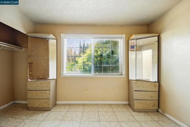 9121 Eaglepoint Ln, Stockton CA: https://media.crmls.org/mediaz/3f4a599f-7409-45fd-bbb7-c3323f8248a5.jpg