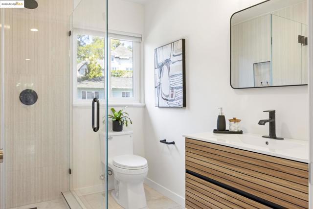 38 La Salle Ave, Piedmont CA: https://media.crmls.org/mediaz/3f4a840a-24b6-4f73-a4f5-7daeaee83474.jpg