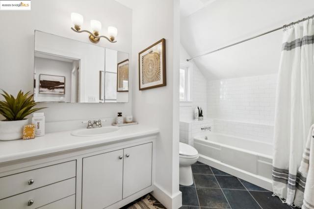 5490 Kales AVE, Oakland CA: https://media.crmls.org/mediaz/3f4a98b9-70d1-479b-b953-57419c53f0aa.jpg