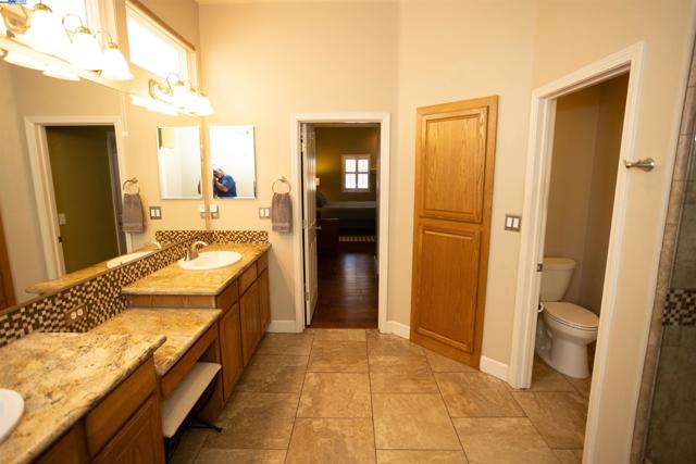 5090 Archcrest Way, Sacramento CA: https://media.crmls.org/mediaz/3f4ac1ae-d074-4920-8a9c-c3c4287656cf.jpg