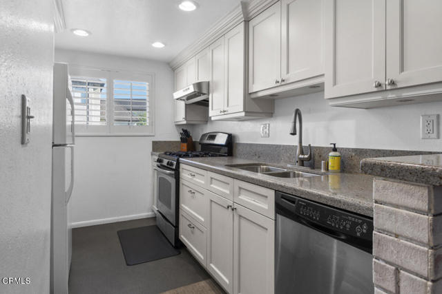 Detail Gallery Image 8 of 31 For 13561 Valerio St a,  Van Nuys,  CA 91405 - 3 Beds | 3 Baths
