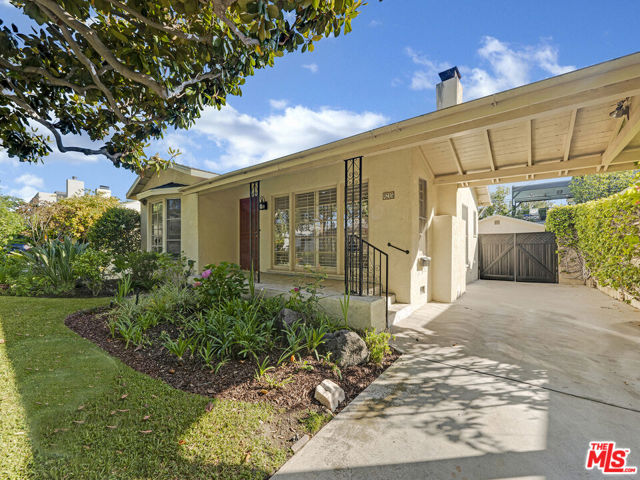 4215 Mentone Avenue, Culver City CA: https://media.crmls.org/mediaz/3f4bc3d2-81a4-4e20-a5e8-8ebdbe55ec79.jpg