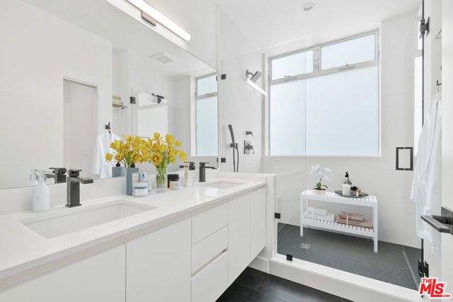 421 S Wilton Place, Los Angeles CA: https://media.crmls.org/mediaz/3f4bcc94-14b4-4281-a791-1b1413b1a33b.jpg