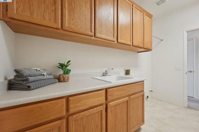 491 Central Park Pl, Brentwood CA: https://media.crmls.org/mediaz/3f4bcfac-7e85-4d26-85da-cfc5adb4f622.jpg