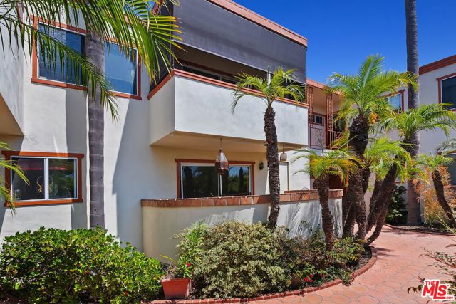 2702 11th Street, Santa Monica CA: https://media.crmls.org/mediaz/3f4ca76a-3f20-4727-a58c-c55551da9e65.jpg