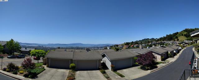 37 Binnacle Hl, Oakland CA: https://media.crmls.org/mediaz/3f4cdd3e-62ce-4b7e-9d23-16dba36c7cb4.jpg
