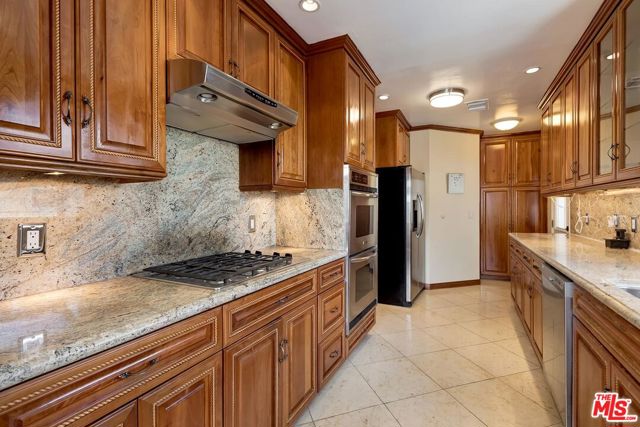 5049 Hesperia Avenue, Encino CA: https://media.crmls.org/mediaz/3f4da7dd-096a-4ca3-842e-12a1b333101e.jpg