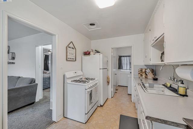 4655 Augustine St, Pleasanton CA: https://media.crmls.org/mediaz/3f4dc1ac-1aa4-4446-8a4e-1867b161bd98.jpg