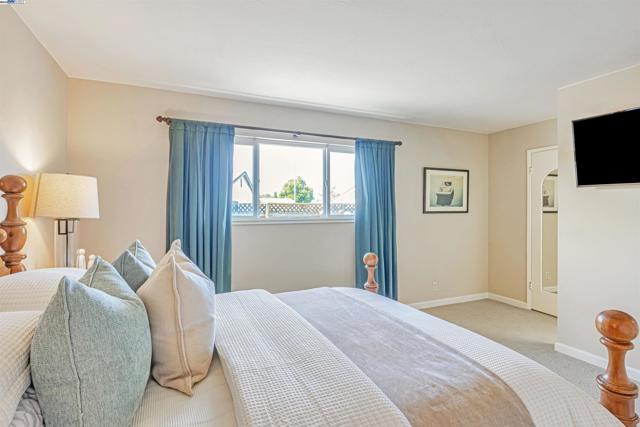 3335 Cornish Ct, Fremont CA: https://media.crmls.org/mediaz/3f4ea95e-226a-4aa6-8e9b-69f4d37c4ec0.jpg
