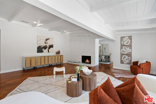 4450 Coronet Drive, Encino CA: https://media.crmls.org/mediaz/3f4eec4e-40db-40c0-9c3b-be36b2c1304e.jpg