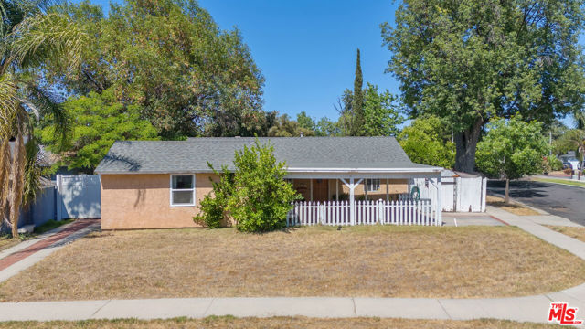 17503 Runnymede Street, Lake Balboa CA: https://media.crmls.org/mediaz/3f50a9d4-d4a4-4886-b37d-6939001e50cf.jpg