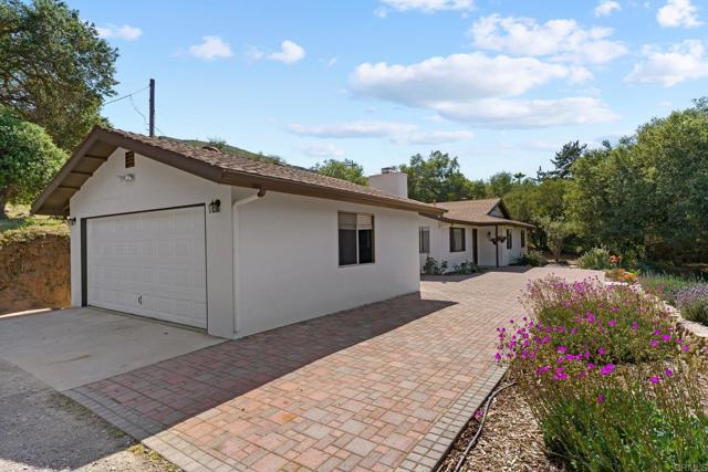 9115 Harmony Grove Road, Escondido CA: https://media.crmls.org/mediaz/3f5101eb-fe87-48b0-a9f8-8e2d39c1c258.jpg