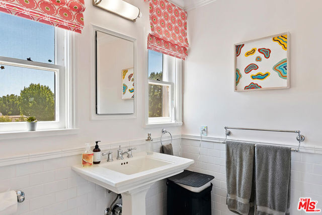 10428 Wyton Drive, Los Angeles CA: https://media.crmls.org/mediaz/3f5137f7-3344-45a0-a929-043dee57ae8c.jpg
