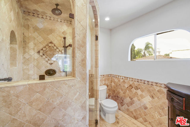 209 N Doheny Drive, Beverly Hills CA: https://media.crmls.org/mediaz/3f5271b6-b6a7-46c4-933d-3a7100995b9a.jpg