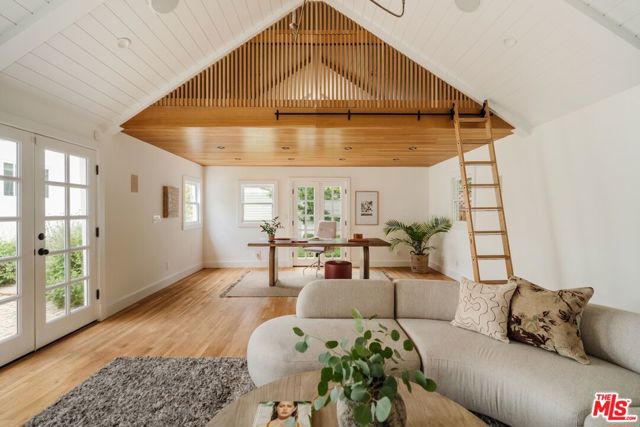 226 N Arden Boulevard, Los Angeles CA: https://media.crmls.org/mediaz/3f5282b8-6a3e-45df-8795-f92a45118e09.jpg