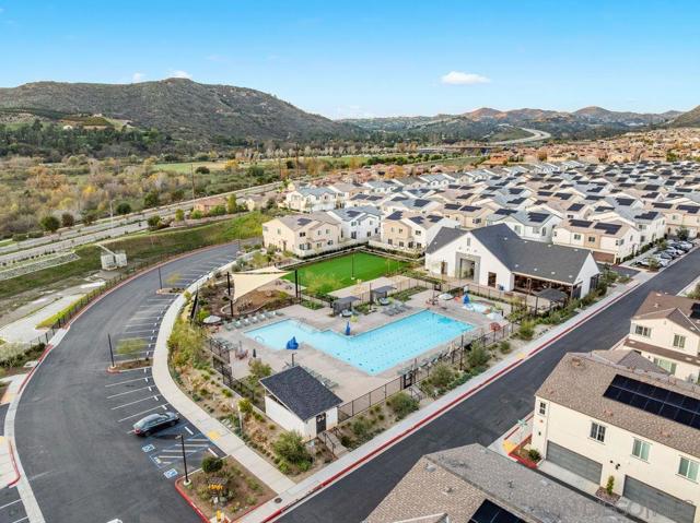 347 Sweet Pl, Fallbrook CA: https://media.crmls.org/mediaz/3f52be7c-ad14-4fd1-8874-6784c3e4af19.jpg