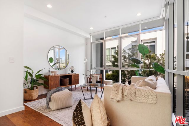 4151 Redwood Avenue, Los Angeles CA: https://media.crmls.org/mediaz/3f533c2c-d558-4537-a507-9790d124a97b.jpg