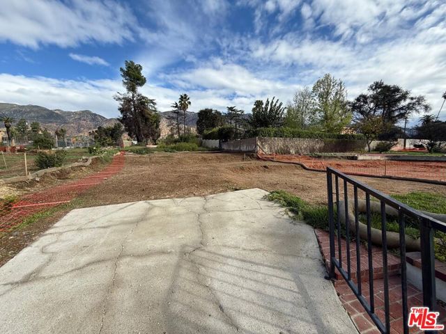 275 E Pentagon Street, Altadena CA: https://media.crmls.org/mediaz/3f553c1d-4e48-4261-9006-a1e427af4acc.jpg