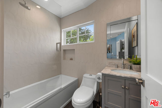 4943 Stern Avenue, Sherman Oaks CA: https://media.crmls.org/mediaz/3f55f492-7d9d-45bd-b768-51d43588869a.jpg