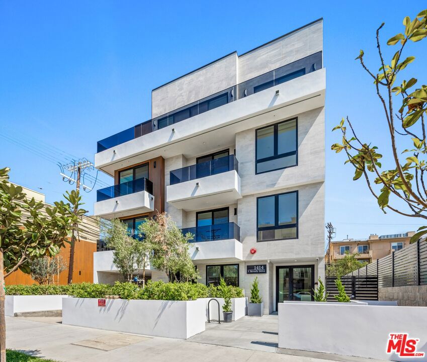 1/2 S Beverly Dr #201