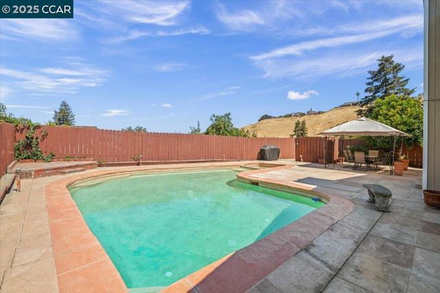 118 Cottonwood Ct, Hercules CA: https://media.crmls.org/mediaz/3f57caef-58df-413b-a97d-5b15a4d47a08.jpg