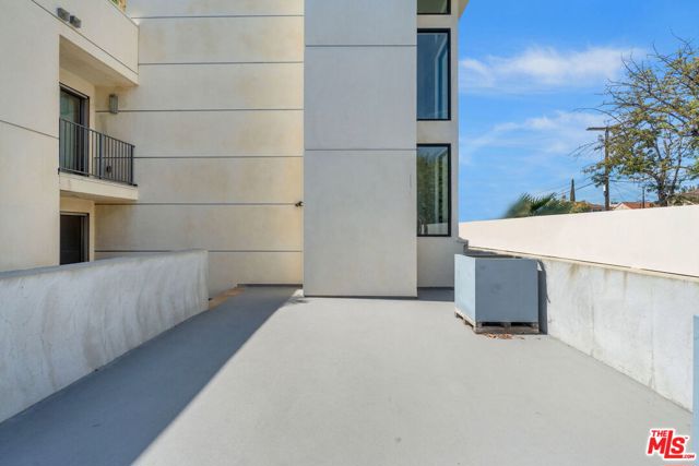 5245 Santa Monica Boulevard, Los Angeles CA: https://media.crmls.org/mediaz/3f582f43-0db1-4f65-bcdd-82773ed3420c.jpg