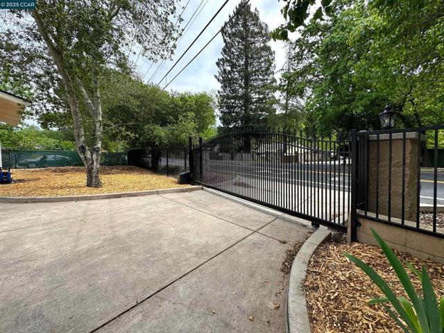 2200 Tice Valley Blvd, Walnut Creek CA: https://media.crmls.org/mediaz/3f586b42-ffb4-413a-963e-f8753ef748e4.jpg