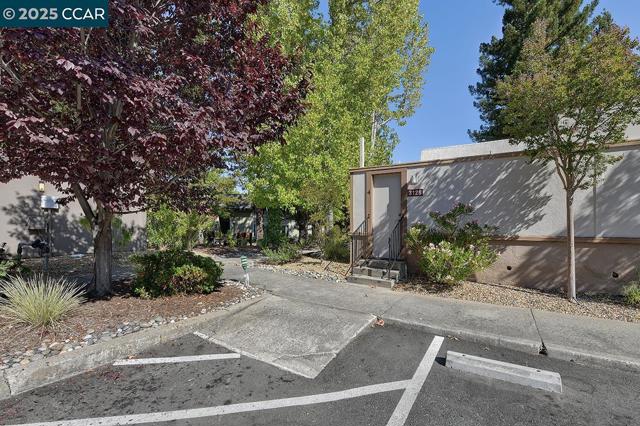 3128 Tice Creek Dr, Walnut Creek CA: https://media.crmls.org/mediaz/3f589ede-9ab3-487c-9a59-b18a58fd9bcd.jpg
