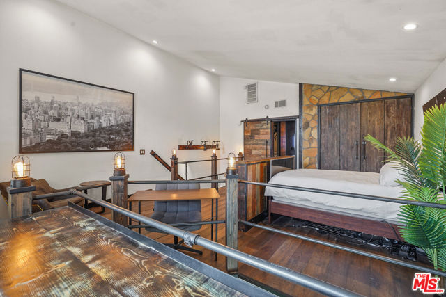 10926 Bluffside Drive, Studio City CA: https://media.crmls.org/mediaz/3f59692f-9d84-4bb7-9f13-b52ecd24d512.jpg