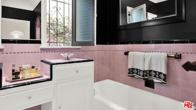 1118 HI POINT Street, Los Angeles CA: https://media.crmls.org/mediaz/3f59c6e7-a6d7-4770-b2e0-f27a972f0318.jpg